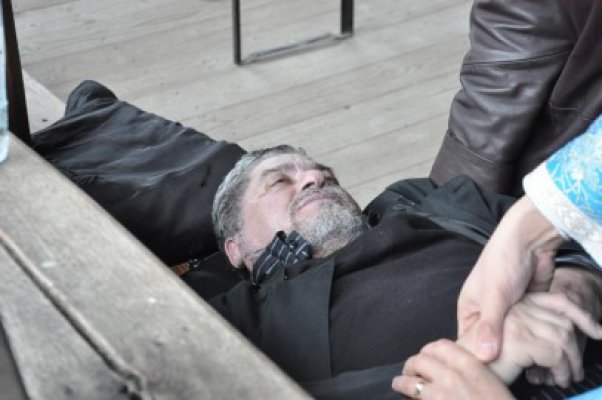 Preotul Dumbravă, care a făcut atac cerebral la slujba de la biserica închisă, înmormântat la Galaţi